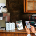 Trustyify Google Bewertungsaufsteller im Einsatz in einem Café – Gast scannt QR-Code mit Smartphone zur schnellen Bewertung