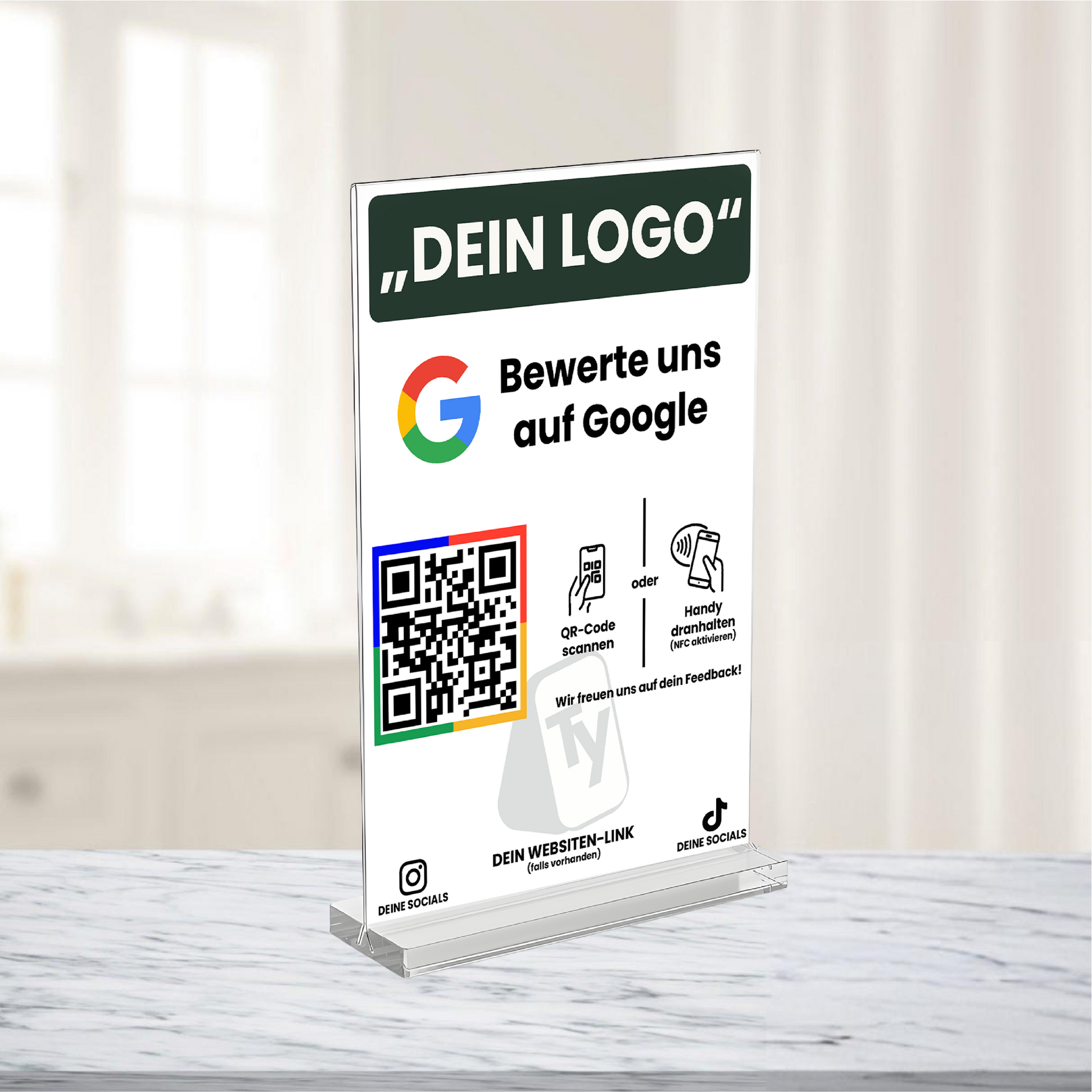 TRUSTYIFY Aufsteller Acryl klassisch im Format A5 auf einem Tisch platziert – personalisierbar mit eigenem Logo, QR-Code und NFC-Funktion für Google-Bewertungen