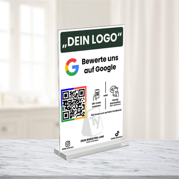 TRUSTYIFY Aufsteller Acryl klassisch im Format A5 auf einem Tisch platziert – personalisierbar mit eigenem Logo, QR-Code und NFC-Funktion für Google-Bewertungen